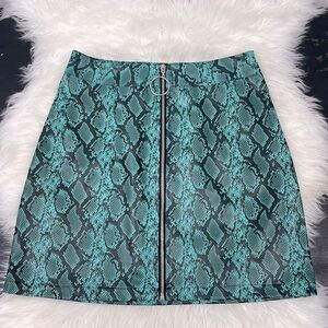 Tiger Mist | faux leather mini skirt M, green snake pattern,front zipper…